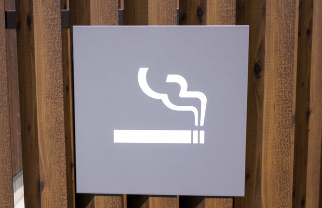 オフィスでの完全禁煙化は社内の空気を悪くする